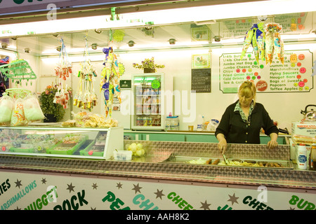 Eine Frau, die Zubereitung von Speisen auf einen Stand auf dem Jahrmarkt am Bardwell in Suffolk Stockfoto