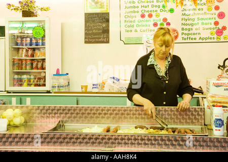 Eine Frau, die Zubereitung von Speisen auf einen Stand auf dem Jahrmarkt am Bardwell in Suffolk Stockfoto