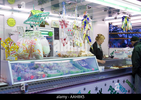 Eine Frau, die Zubereitung von Speisen auf einen Stand auf dem Jahrmarkt am Bardwell in Suffolk Stockfoto