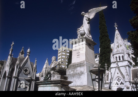 Friedhof La Recoleta, modernen Gebäuden im Hintergrund, Buenos Aires, Argentinien Stockfoto