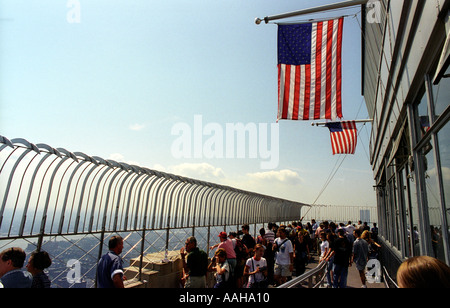 Touristen auf der Aussichtsplattform an der Spitze des Empire State Building Stockfoto