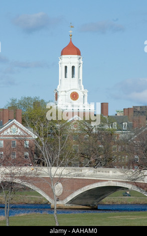 Eines der vielen Glockentürmen an Harvard University, Cambridge, Massachusetts Stockfoto