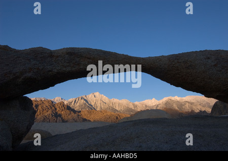 Lone Pine Peak und Whitney Portale durch Rock arch in Alabama Hills östlichen Berge der Sierra Nevada Kalifornien USA gesehen Stockfoto