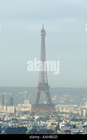 Distanz-Schuss auf den Eiffelturm in Paris, Frankreich. Stockfoto