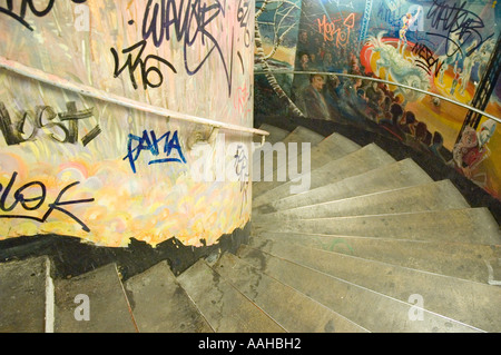 bunte Treppenhaus in Paris, Frankreich Stockfoto