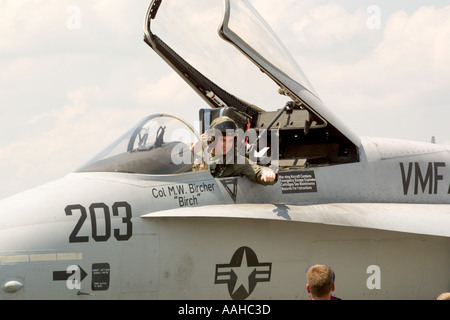 United States Marines F18 Hornet Jet Flugzeug Pilot sitzt im Cockpit von jet Stockfoto