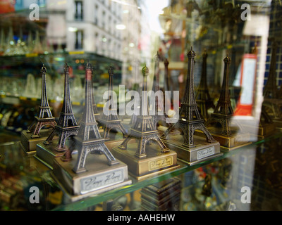 Kleine Metall Eiffel erhebt sich auf einem Regal im Fenster ein Souvenir-Shop in Paris Frankreich Stockfoto