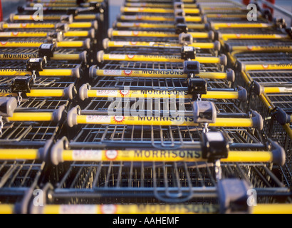 Linie der Supermarkt Einkaufswagen im Trolley Park Stockfoto