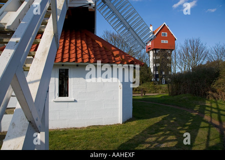 Das Haus in den Wolken & Windmühle Thorpeness Suffolk UK April Stockfoto