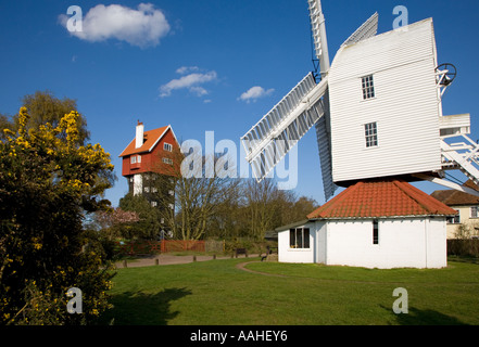 Das Haus in den Wolken & Windmühle Thorpeness Suffolk UK April Stockfoto