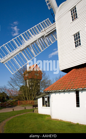 Das Haus in den Wolken & Windmühle Thorpeness Suffolk UK April Stockfoto