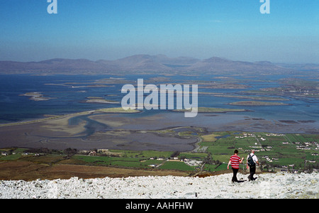 Wanderer auf dem Gipfel des Croagh Patrick County Mayo Irland Clew Bay ist im Hintergrund Stockfoto