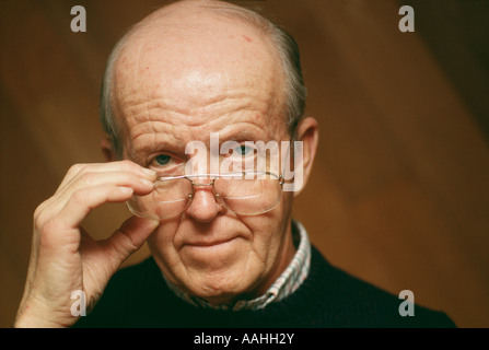 Ältere Menschen tragen Brille Porträt hautnah Stockfoto