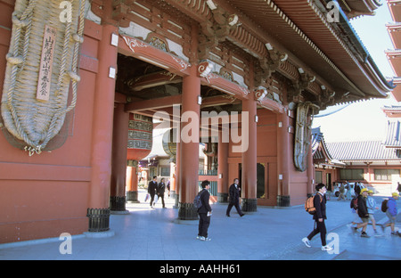 Japan Tokyo Asakusa-Tempel Giant Sandale mit Hozomon Tor Schulkinder junge Mädchen Touristenvisum Stockfoto