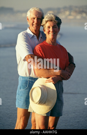 Älteres paar stehen am Strand, Lächeln, Porträt Stockfoto