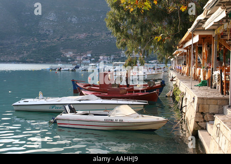 Mann Ausstieg sein Boot am Hafen in der griechischen Dorf Vassiliki auf der Insel Lefkas Stockfoto