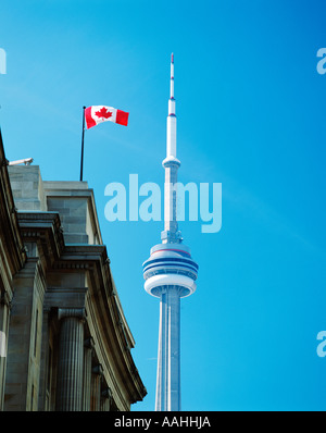 KANADA TORONTO CN TOWER KANADISCHE FLAGGE Stockfoto