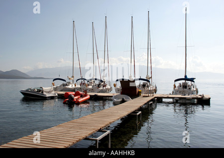 Boote vertäut auf einem Steg in einem Sunsail Resort in Lefkas in Griechenland Stockfoto