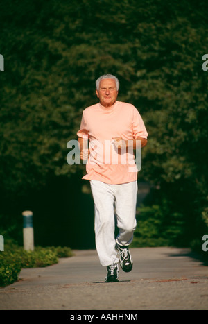 Eine lächelnde ältere Mann Bürger männlich 73 Jahre alte Park grüne textfreiraum POV Herr Ausübung Übung Energie energetische einfahren Stockfoto