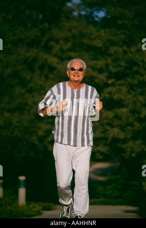 Eine lächelnde ältere Mann senior männlich 73 Jahre alte Ausübung Übung Sonne Brille Sonnenbrille im Park grüne textfreiraum POV Herr © Myrleen Pearson laufen Stockfoto