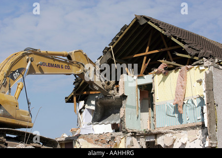 Zu zerstören. Ein Planierraupe Abriss alter Rat Häuser in Ley Hill, Northfield, Birmingham, England. Stockfoto