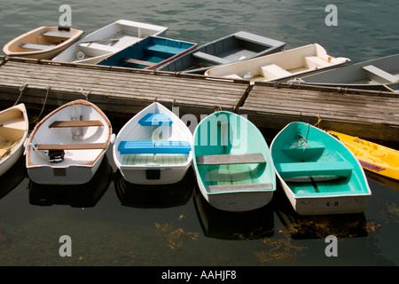 Ruderboote auf der Küste von Maine im Perkins Cove Ogunquit angedockt Stockfoto