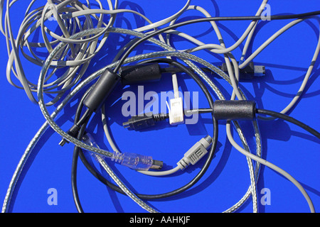 Verworrenen elektrische Kabel und Leitungen. Stockfoto