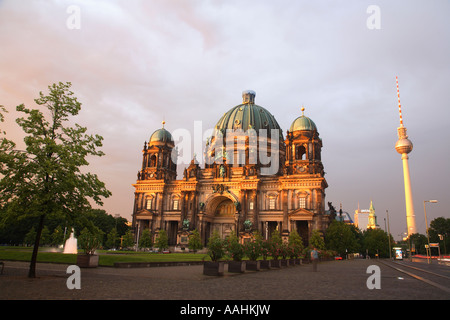 Reisefotografie aus dem Berliner Dom und der Fernsehturm Fernsehturm TV-Turm Berlin Deutschland Stockfoto