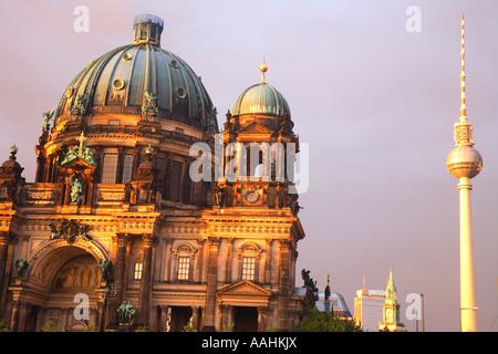 Reisefotografie aus dem Berliner Dom und der Fernsehturm Fernsehturm TV-Turm Berlin Deutschland Stockfoto