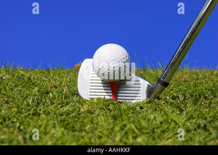 Nahaufnahme des Golfclubs neben zugesicherten Kugel. Stockfoto