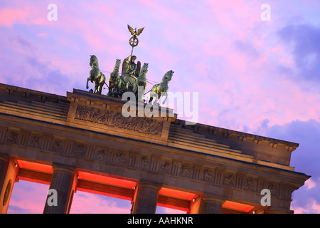 Reisefotografie aus der Brandenburger Tor Quadriga Pariser Platz Unter Den Linden Mitte Berlin Deutschland Stockfoto