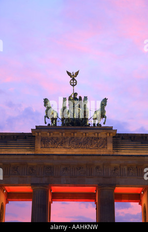 Reisefotografie aus der Brandenburger Tor Quadriga Pariser Platz Unter Den Linden Mitte Berlin Deutschland Stockfoto