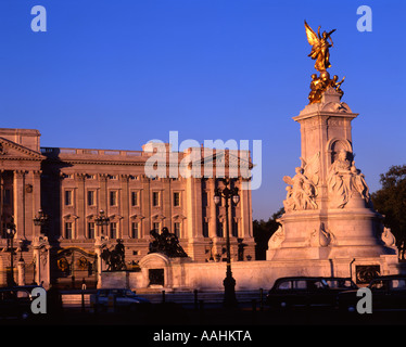 Buckingham Palast mit der imposanten Queen Victoria Memorial stehend auf einer Verkehrsinsel vor dem Palast. Stockfoto