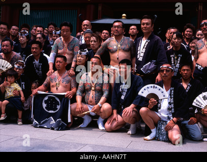 Ein Familienfoto der japanischen mit Tätowierungen auf dem Rücken der Männer an der Tokyo Sanja Matsuri abgehaltenen Senso-Ji-Tempel (Asakusa Kannon) Stockfoto