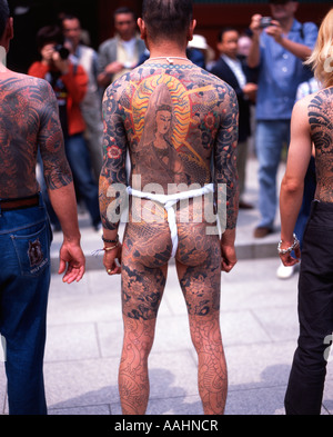 Tattoos auf dem Rücken der Männer an der Tokyo Sanja Matsuri abgehaltenen Senso-Ji-Tempel (Asakusa Kannon) Stockfoto