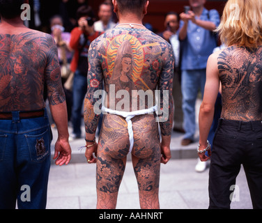 Tattoos auf dem Rücken der Männer an der Tokyo Sanja Matsuri abgehaltenen Senso-Ji-Tempel (Asakusa Kannon) Stockfoto