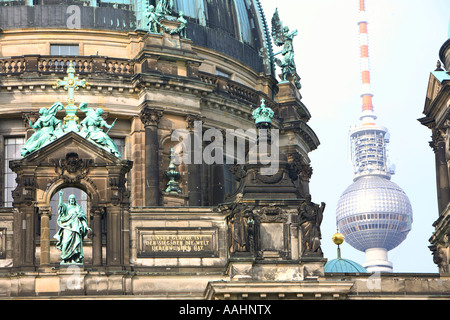 Reisefotografie aus dem Berliner Dom und der tv Turm Fernsehturm tv Turm Mitte Berlin Deutschland Stockfoto