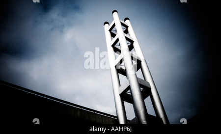 Eine futuristische Silber Schornstein-Turm Stockfoto