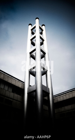 Eine futuristische Silber Schornstein-Turm Stockfoto