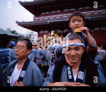 Vater und Sohn im Yukata Kostüm an der Tokyo Sanja Matsuri abgehaltenen Senso-Ji-Tempel (Asakusa Kannon) Stockfoto