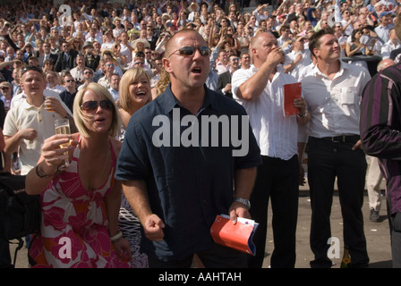 Derby Day Horse Racing Epsom Downs Surrey Großbritannien. Menschenmassen, die das Rennen beobachten, Vorfreude, Enttäuschung 2007 HOMER SYKES aus den 2000er Jahren Stockfoto