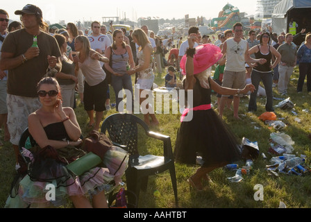 Derby Day Horse Racing Epsom Downs Surrey England tanzt auf dem Hügel nach dem Rennen der 2007 2000er Jahre HOMER SYKES Stockfoto