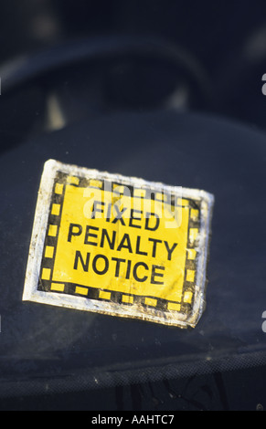 Parkschein angebracht, illegal geparkten Auto Windscreeen uk Stockfoto