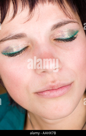 junge Frau zwanziger Jahre glücklich lächelnd zu vertrauen Glanz leuchten positive Kameraaugen geschlossen Stockfoto