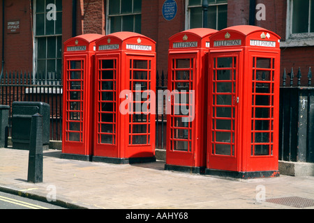 Eine Reihe von roten Telefon-Boxen in London. Stockfoto
