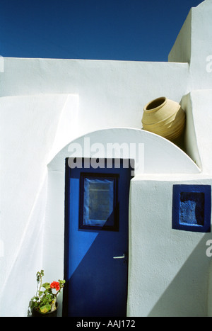 Haus und blaue Tür Santorini Griechenland Stockfoto