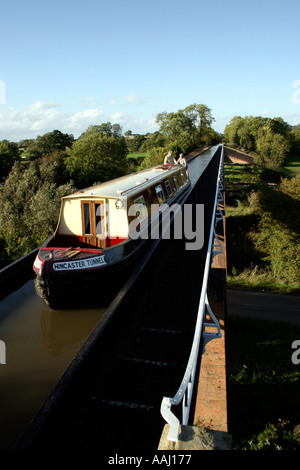 Narrowboat über Edstone Aquädukt, Warwickshire, England Stockfoto