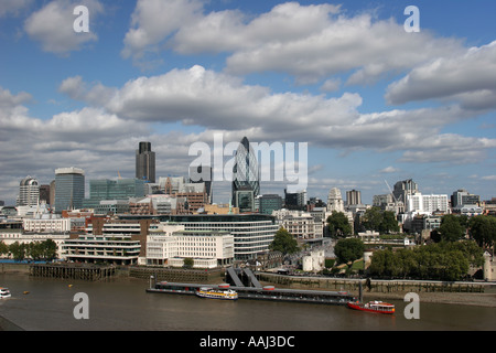 Blick über die Themse in die Stadt von oben der County Hall London England UK Stockfoto