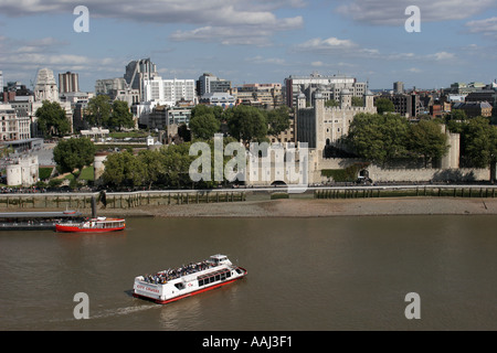 Blick über die Themse in die Stadt von oben der County Hall London England UK Stockfoto