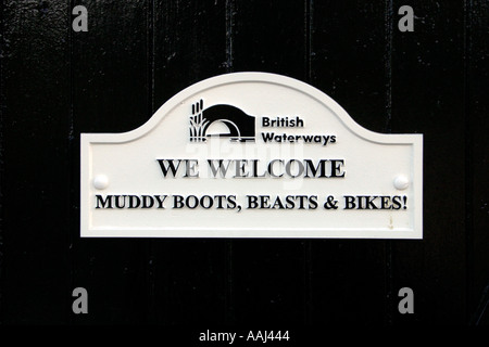 Muddy Boots Fahrräder und Hunde Willkommen Schild Grand Union Canal Cafe Hatton sperrt Warwick Stockfoto